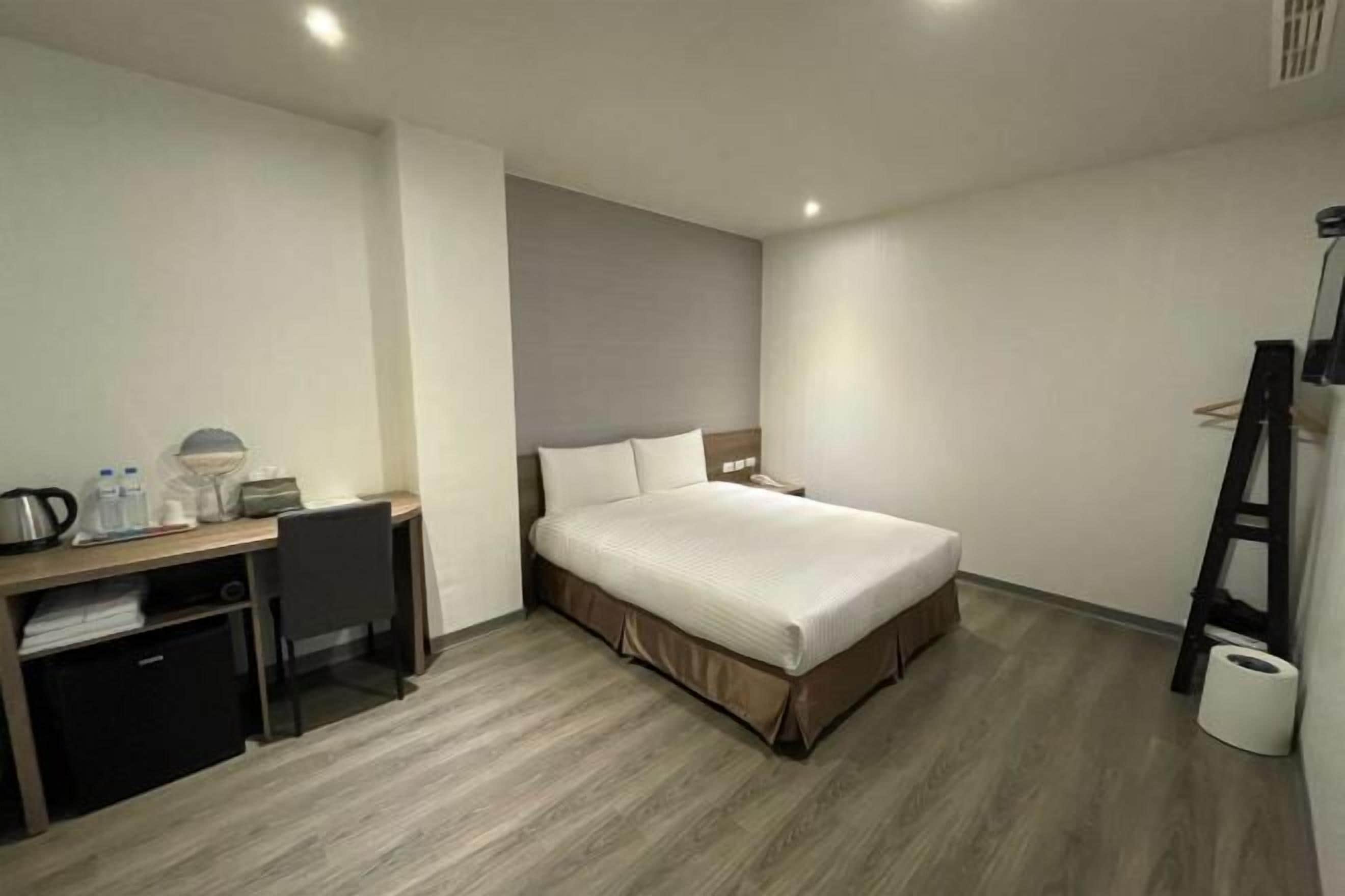 办公桌、免费 WiFi、床单