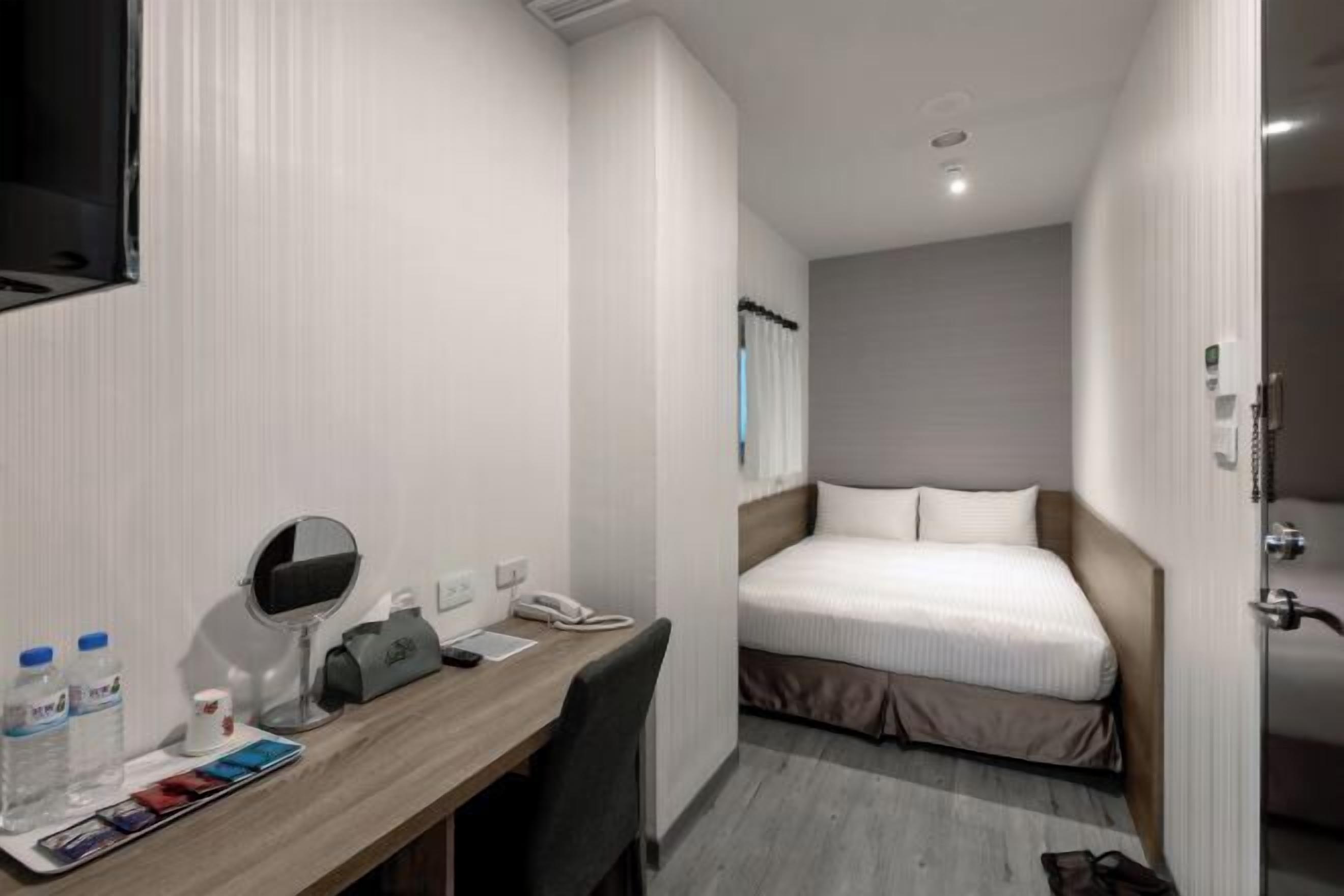 办公桌、免费 WiFi、床单