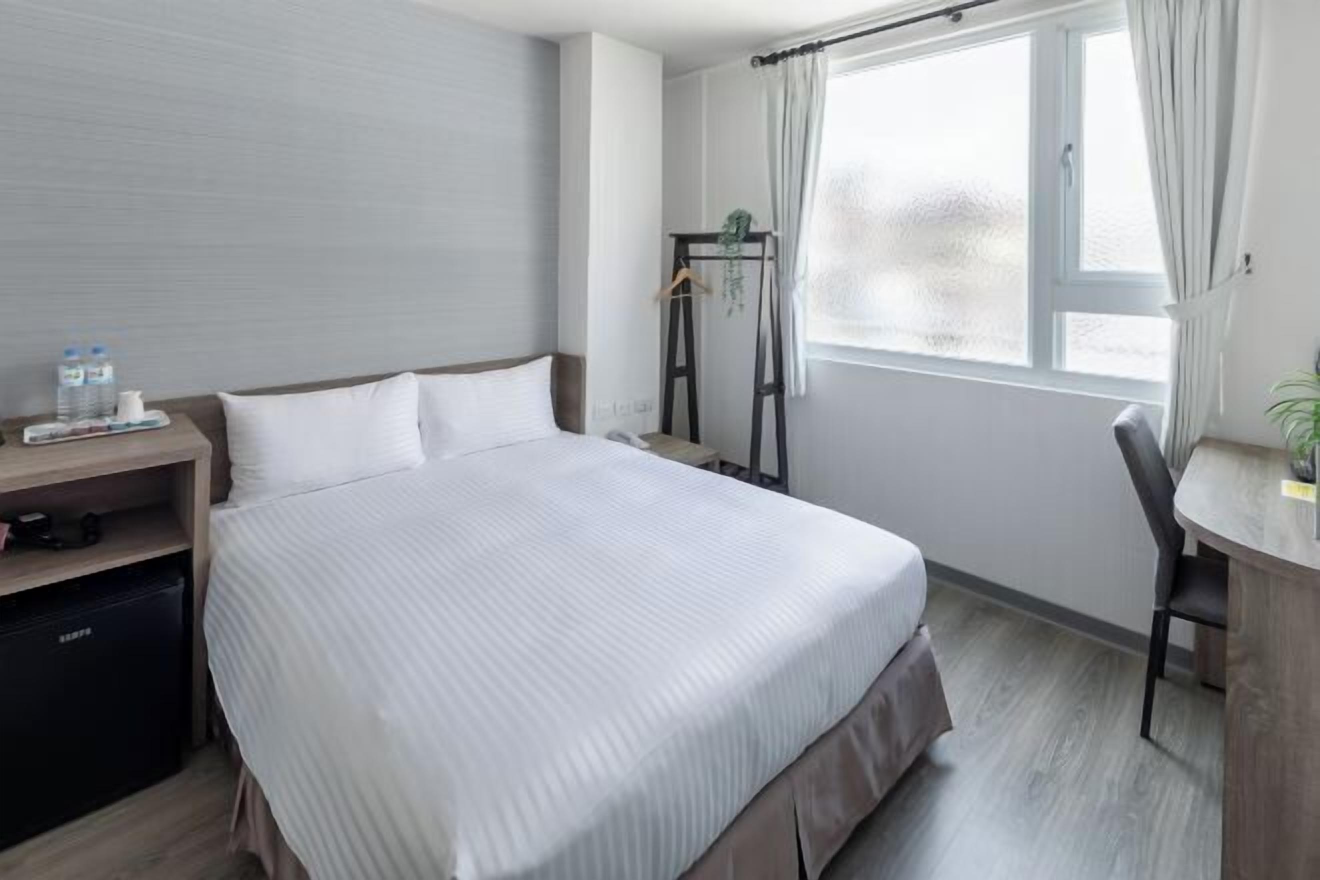 办公桌、免费 WiFi、床单