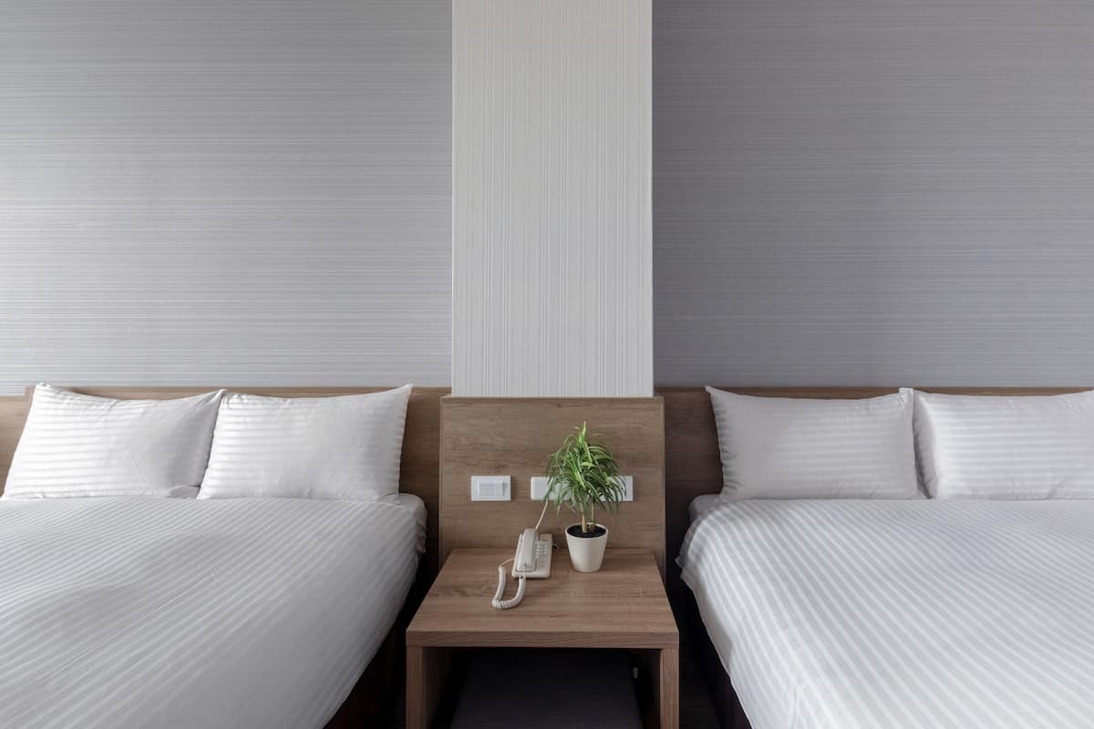 Kamar Quadruple Klasik, 2 Tempat Tidur Double, Bebas Asap Rokok | Meja kerja, Wi-Fi gratis, dan seprai linen