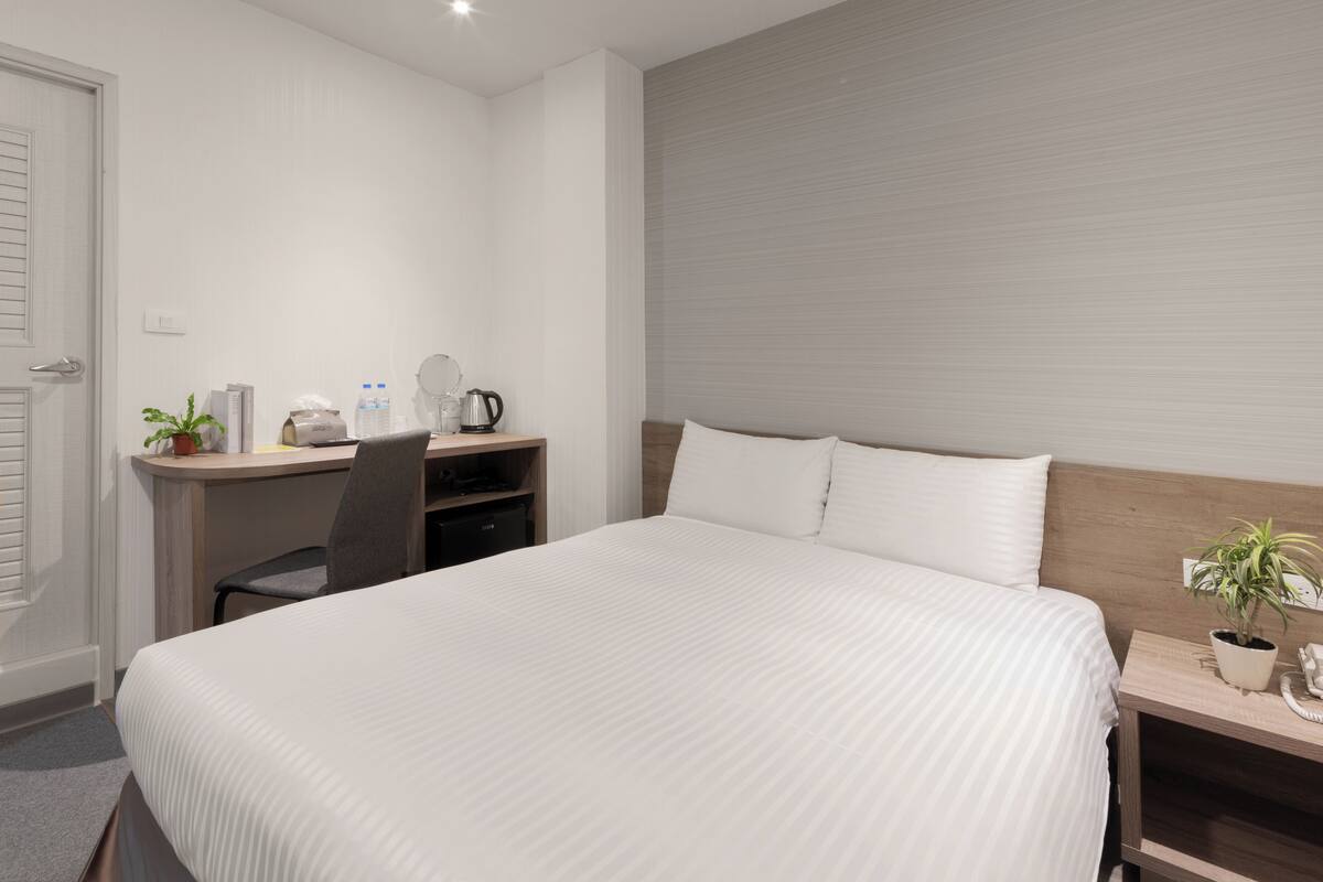 Bureau, Wi-Fi gratuit, draps fournis
