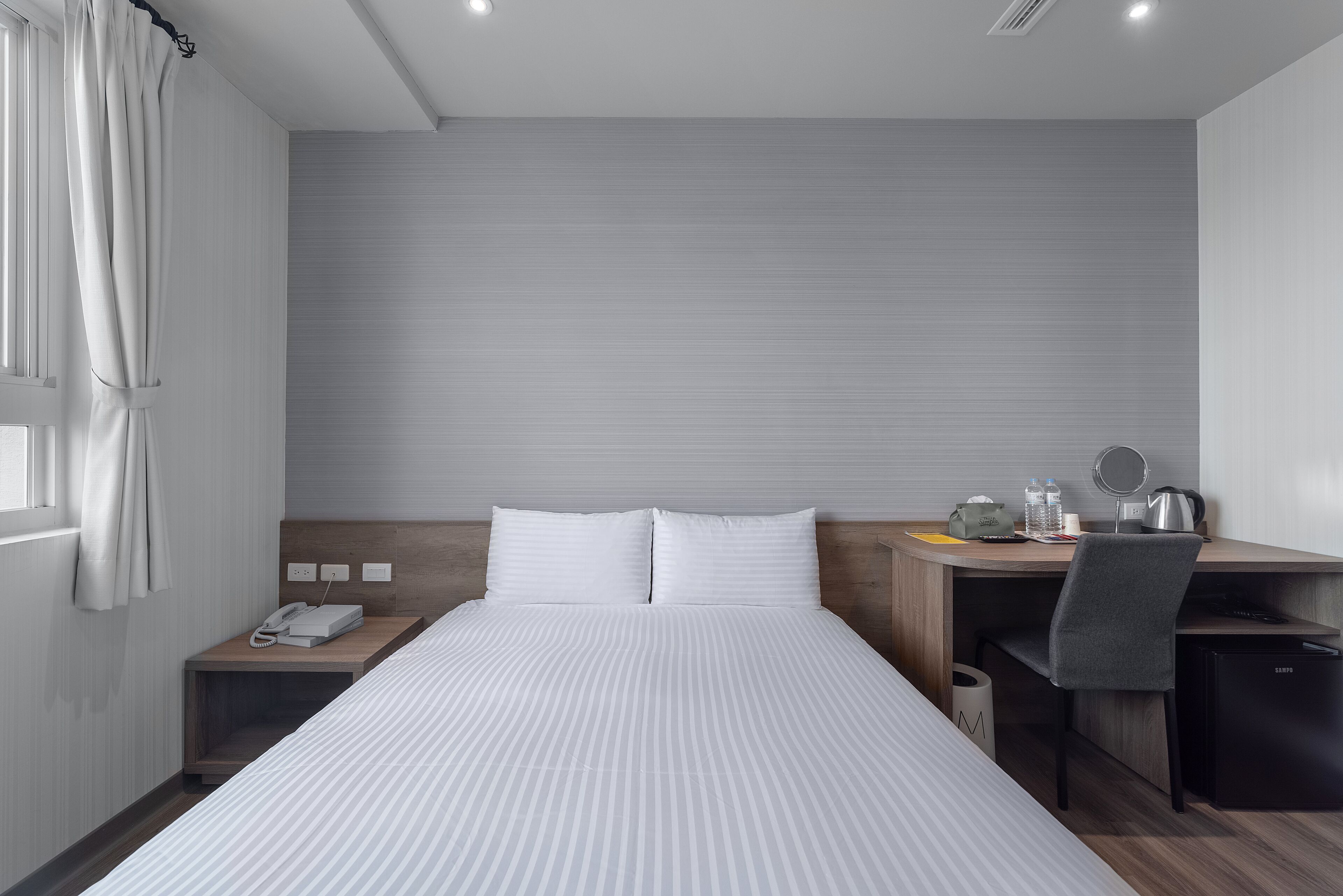 standard double room, 1 double bed, non smoking | desk, free wifi, bed sheets