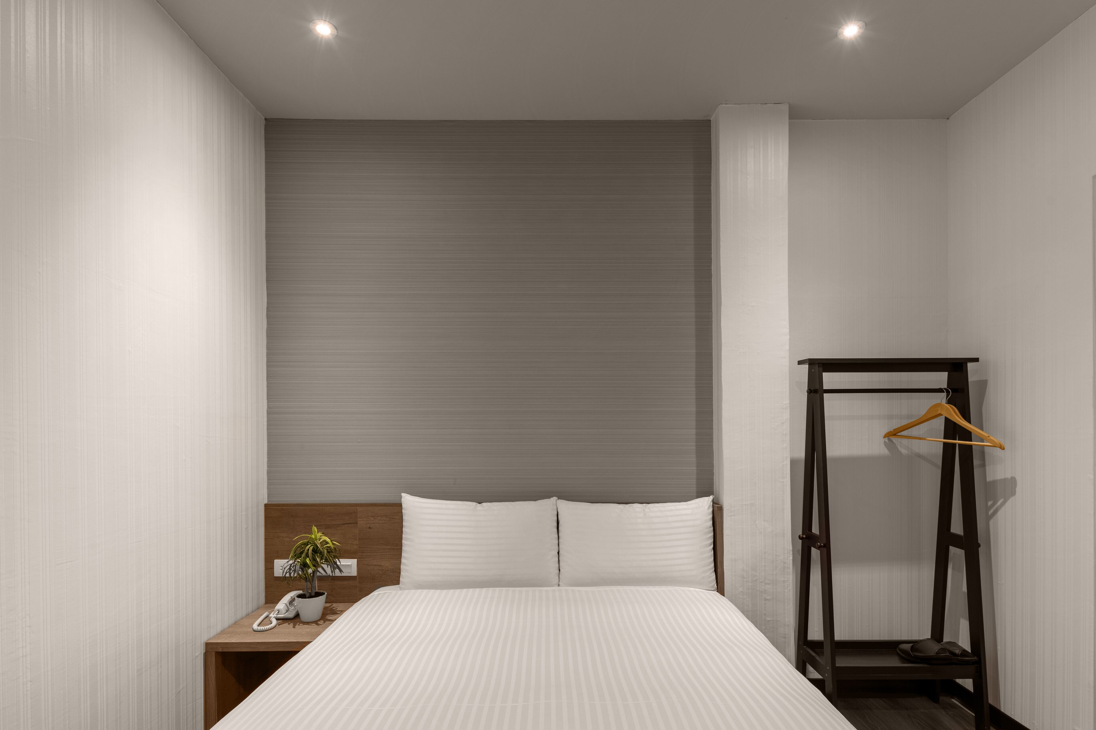 standard double room, 1 double bed, non smoking | desk, free wifi, bed sheets