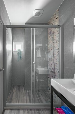 Habitación cuádruple clásica, 2 camas dobles, no fumadores | Baño | Ducha, artículos de higiene personal gratuitos y secador de pelo
