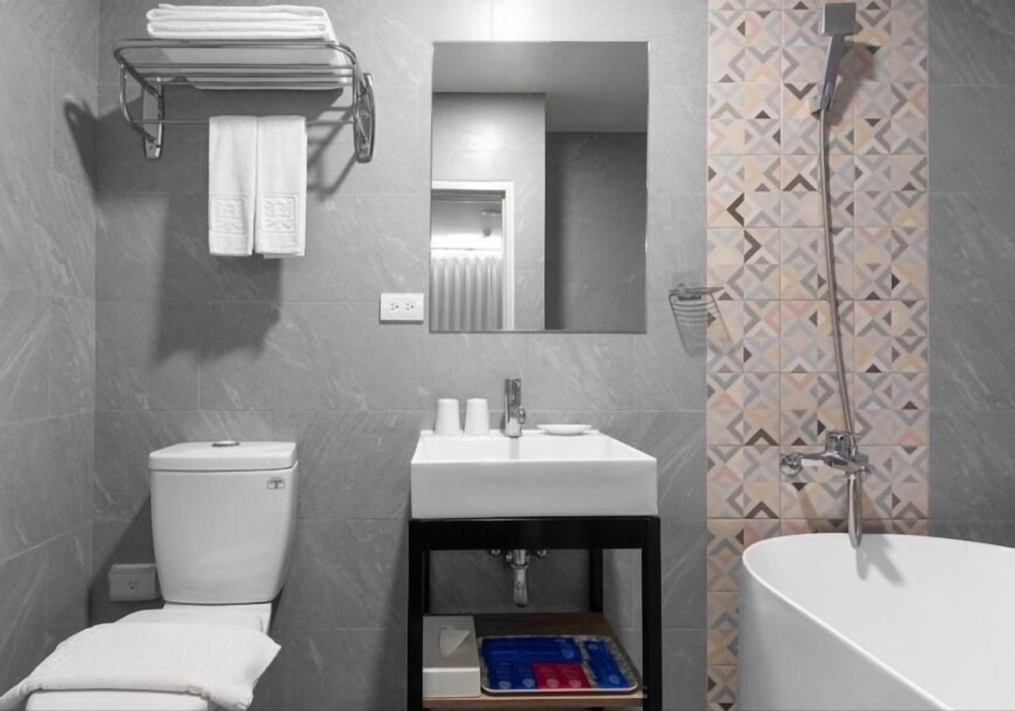 Deluxe Double Room with Bath | Bathroom