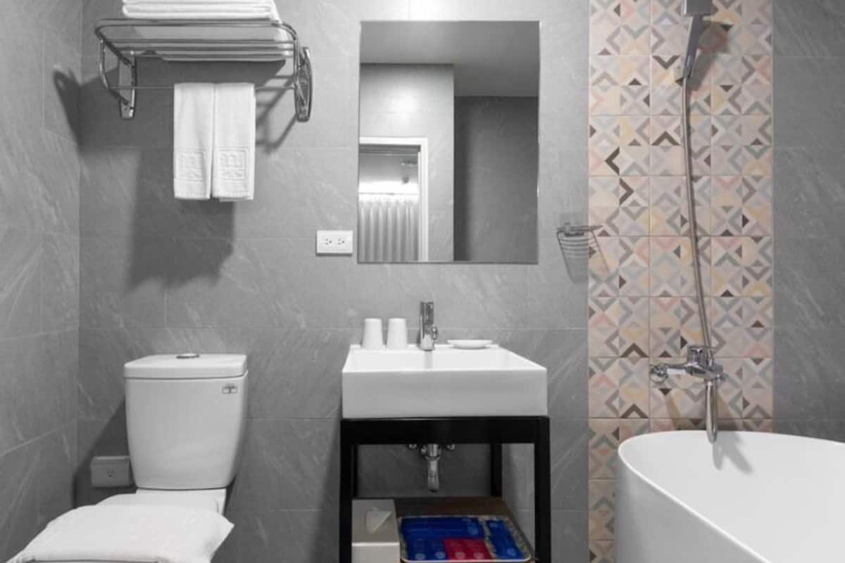 Deluxe Double Room with Bath | Bathroom