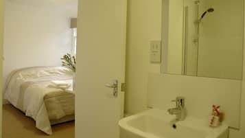 Bañera con ducha, artículos de tocador gratuitos, toallas