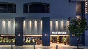 Una entrada de hotel moderna con un letrero destacado que dice "THE LIVELY".