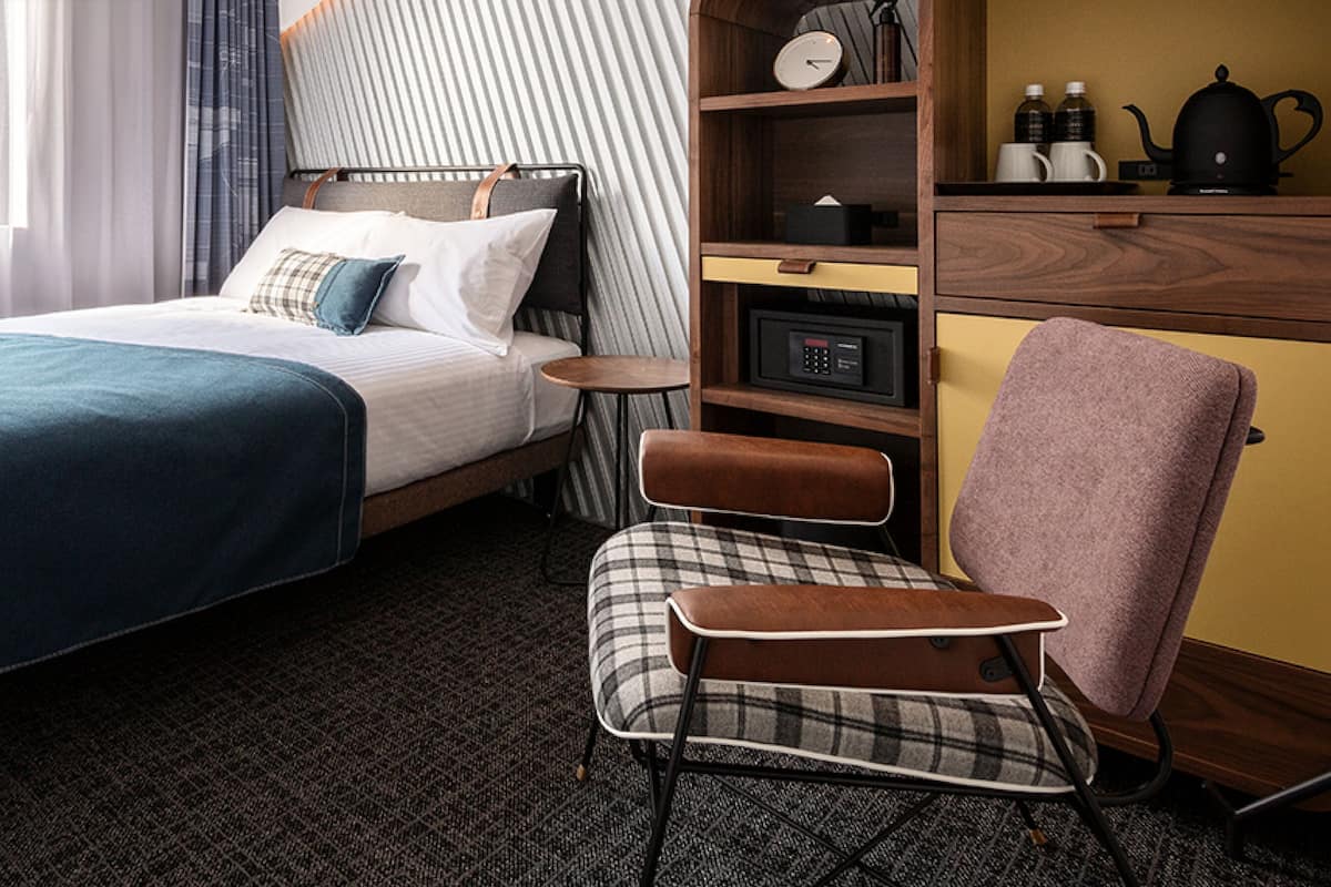 Standardzimmer, 1 Queen-Bett, Nichtraucher | Daunenbettdecken, Zimmersafe, individuell dekoriert, kostenloses WLAN