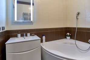 Presidential Apartment | Bathroom | Bathtub, towels, soap, shampoo