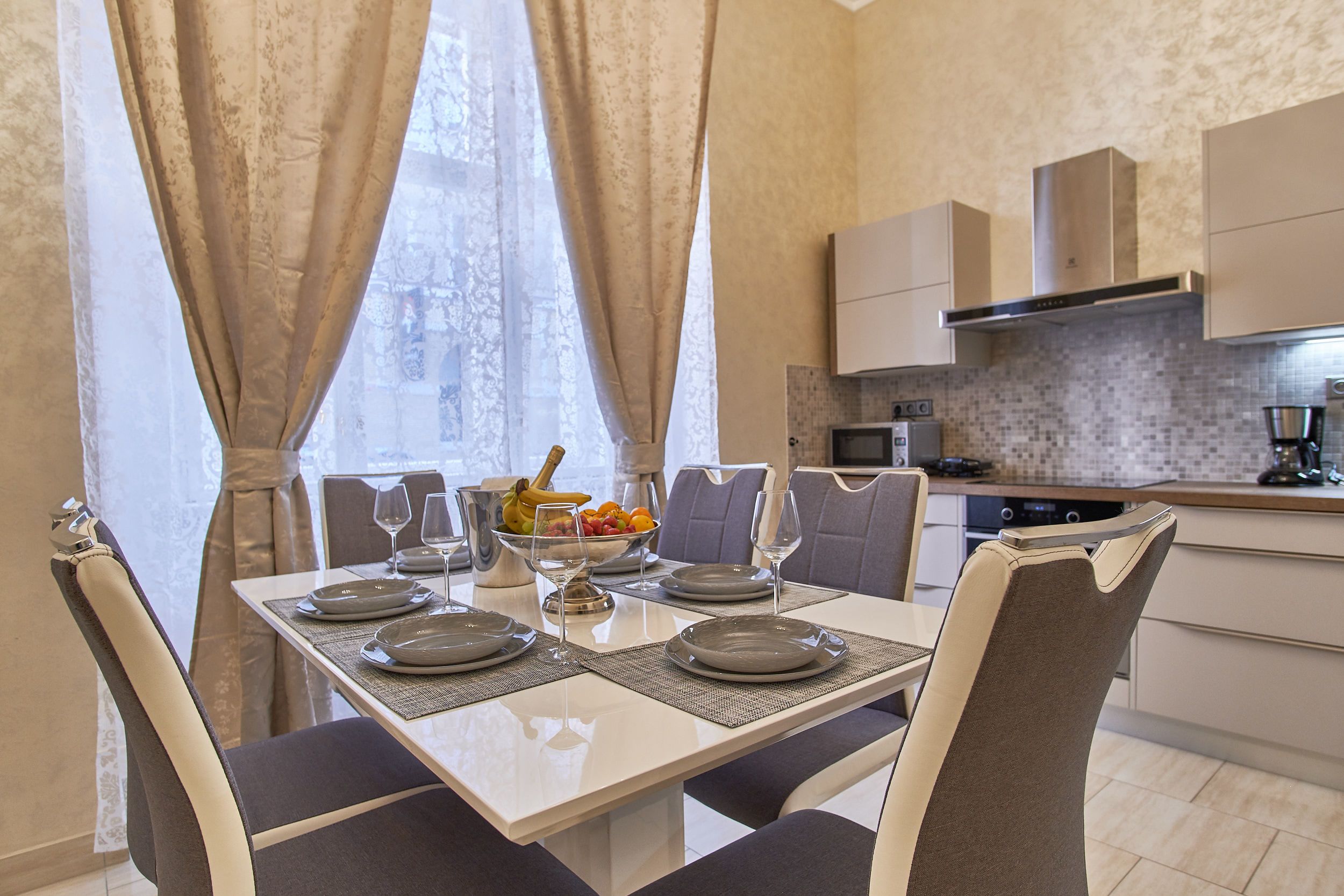 Presidential-Apartment | Essbereich im Zimmer