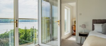 The Curlews - A Boutique Waterside Home