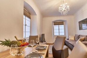 Appartement, 2 chambres | Salle de séjour | Téléviseur connecté