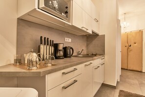 Apartamento, 2 quartos | Cozinha privada | Geladeira, micro-ondas, fogão, cooktop