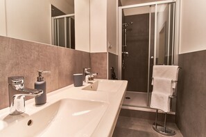 Departamento, 2 habitaciones | Baño | Regadera, secadora de cabello, pantuflas, toallas 