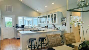 House, 4 Bedrooms | Private kitchen | Fridge, microwave, oven, dishwasher