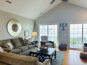 Casa, 4 habitaciones | Área de sala de estar | Televisión