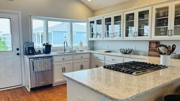 Casa, 4 habitaciones | Cocina privada | Refrigerador, microondas, horno y lavavajillas