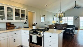 House, 4 Bedrooms | Private kitchen