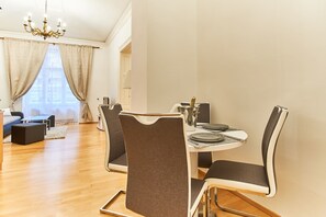 Royal-Apartment | Essbereich im Zimmer