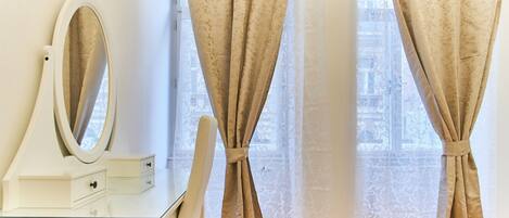 Royal Apartment | Iron/ironing board, free cots/infant beds, free WiFi, bed sheets