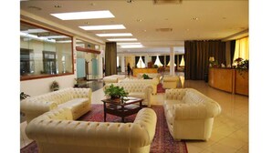 A spacious lobby with plush seating and a reception desk. - Park Hotel Paradiso (Piazza Armerina)