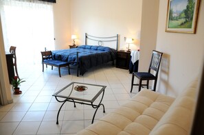 Safe på rommet, skrivebord, blendingsgardiner og wi-fi (inkludert)