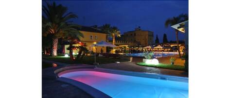 실내 수영장, 시즌별로 운영되는 야외 수영장