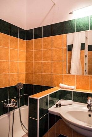 Departamento exclusivo | Baño | Regadera, secadora de cabello, pantuflas, toallas 