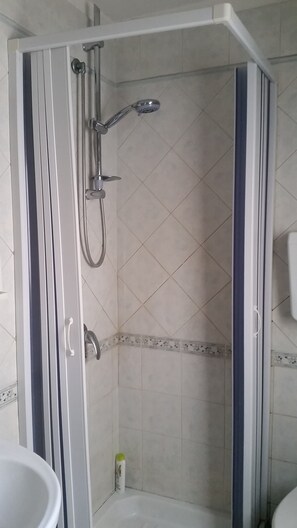 Appartement, 1 grand lit et 1 canapé-lit, terrasse | Salle de bain