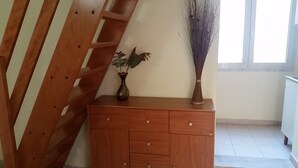 Apartamento, várias camas, sacada | Área de estar