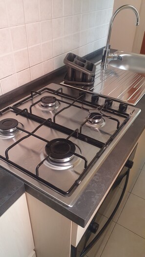 Fridge, oven, stovetop, espresso maker - Vico Mortelle (Naples)