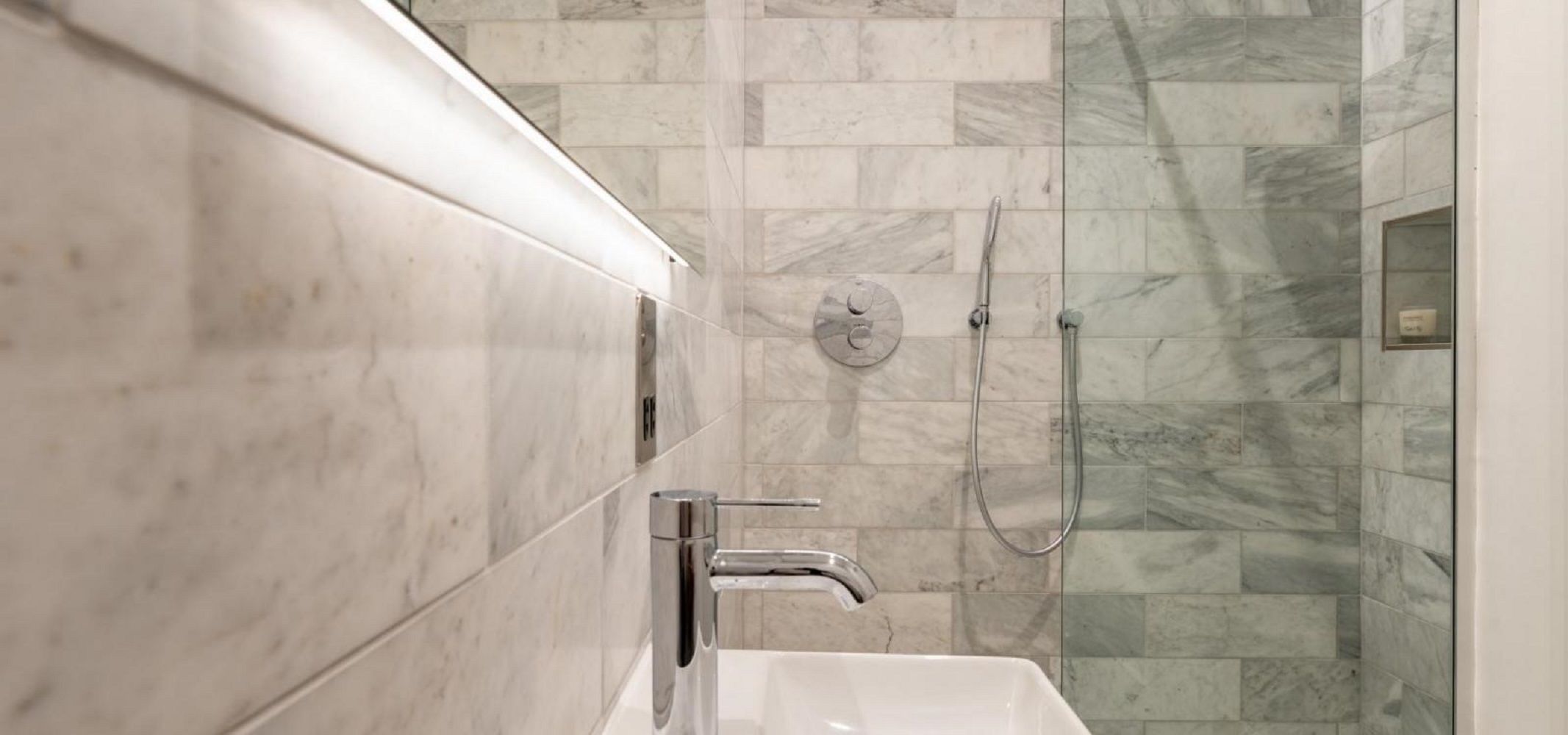 Cathedral Yard - Exclusive Apartment | Bathroom | Shower, hair dryer, towels