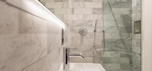 Cathedral Yard - Exclusive Apartment | Bathroom | Shower, hair dryer, towels - Cathedral Yard - Exclusive Apartment (Exeter)
