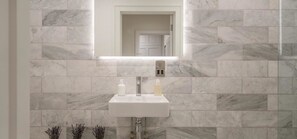 Bathroom - Cathedral Yard - Exclusive Apartment (Exeter)