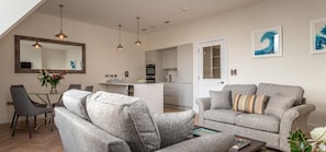 Habitación doble de uso individual | Zona de estar | Una televisión de pantalla plana, un reproductor de DVD