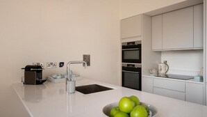 Habitación doble de uso individual | Cocina privada | Refrigerador con congelador, microondas, horno y parrilla de estufa