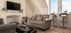 Habitación doble de uso individual | Zona de estar | Una televisión de pantalla plana, un reproductor de DVD