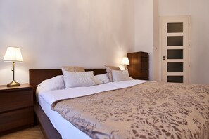 Luxury Apartment | Desk, soundproofing, iron/ironing board, free cots/infant beds