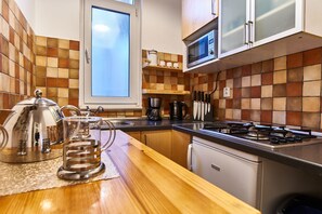 Apartamento superluxo | Cozinha privada | Geladeira, micro-ondas, cooktop, cafeteira/chaleira