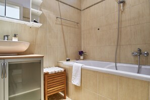 Luxury-Apartment | Badezimmer | Dusche, Haartrockner, Handtücher, Shampoo