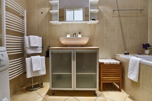 Luxury Apartment | Bathroom | Shower, hair dryer, towels, shampoo - Old Town Square Royal Apartment (Prague)