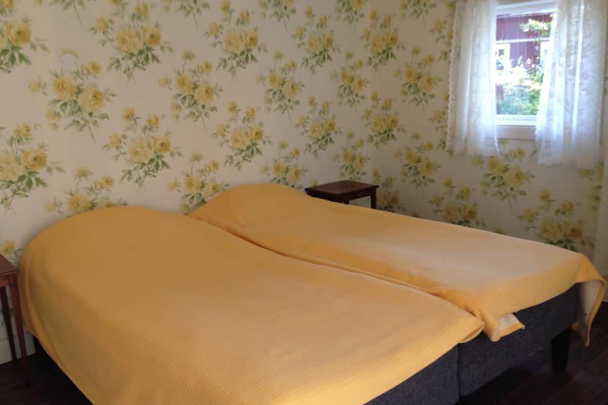 Decoración personalizada, muebles diferentes y cortinas blackout