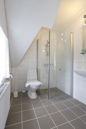 Superior Double Room | Bathroom | Shower, free toiletries, hair dryer, towels - Ardrebo B&B (Ljugarn)