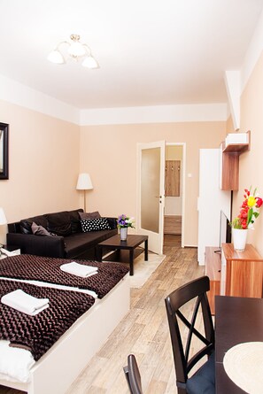 Romantic Apartment | Free cribs/infant beds, free WiFi, bed sheets