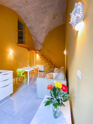 Apartment, Garden View (2) | Private kitchen | Full-size fridge, microwave, oven, stovetop - Al Giardino Del Nespolo (Polignano a Mare)