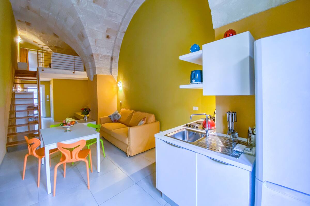 Departamento Confort, vista al jardín (1) | Cocina privada | Refrigerador con congelador, microondas, horno y parrilla de estufa