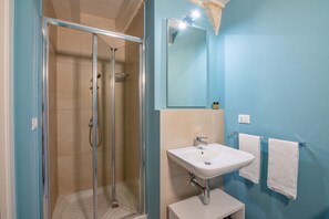 Comfort-Apartment, Gartenblick (1) | Badezimmer | Dusche, kostenlose Toilettenartikel, Haartrockner, Bidet