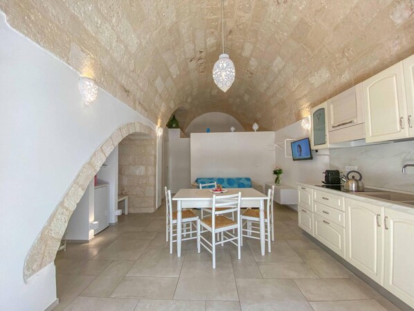 Kjøleskap, ovn, kokeplater og oppvaskmaskin