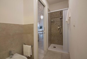 Douche, douche à « effet pluie », articles de toilette gratuits